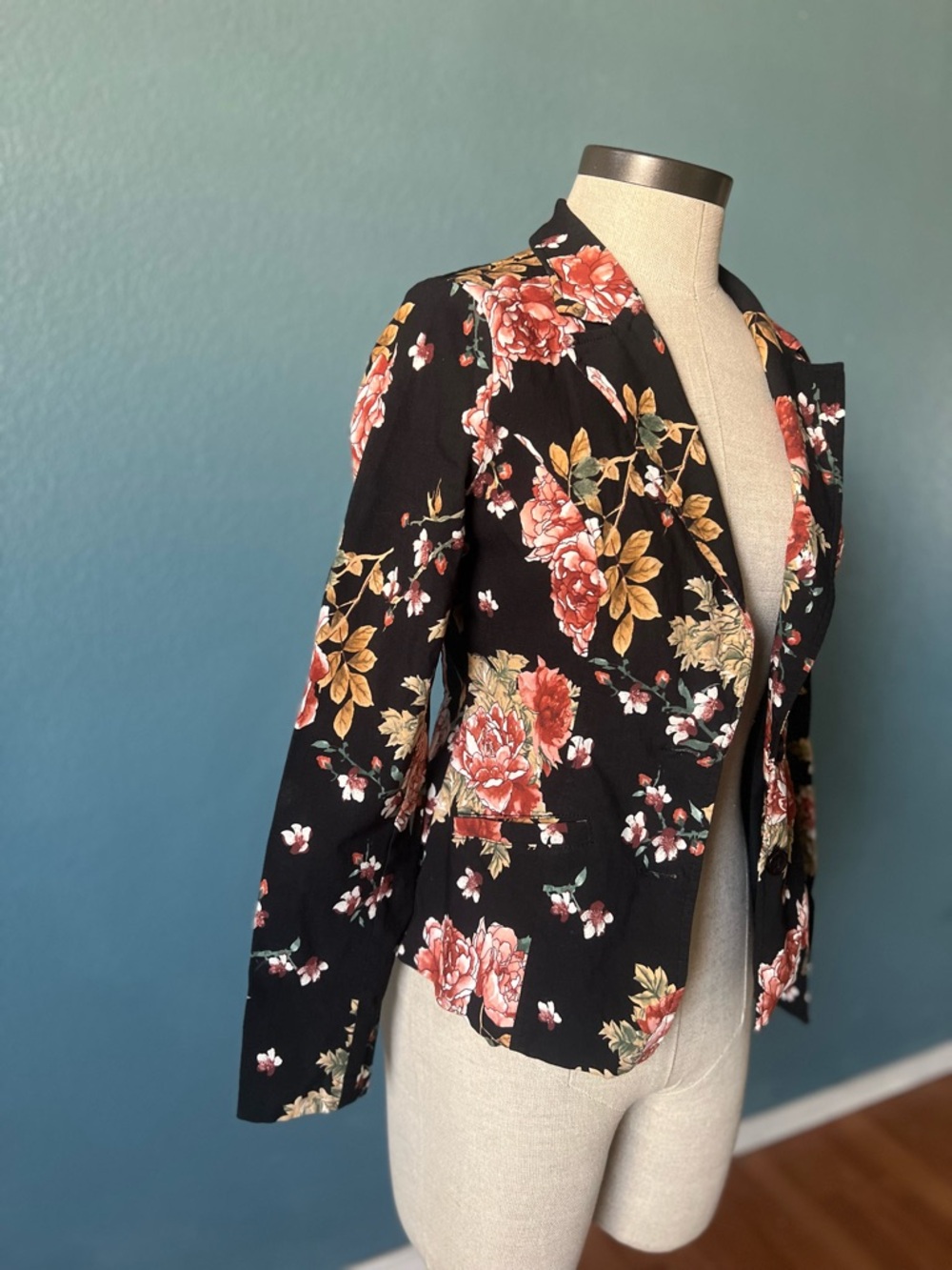 Women’s Fashion Nova Black Floral Ponte Blazer with a vintage Rose Print size M - Picture 3 of 7